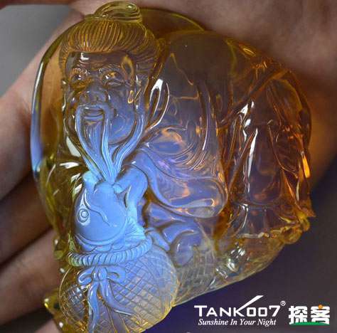 網(wǎng)上用紫光手電鑒定琥珀的帖子這么多，哪個是真假？