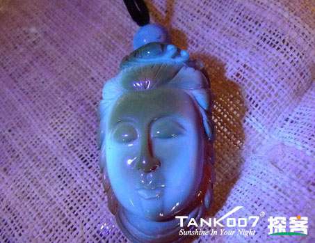 網(wǎng)上用紫光手電鑒定琥珀的帖子這么多，哪個是真假？