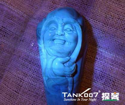 網(wǎng)上用紫光手電鑒定琥珀的帖子這么多，哪個是真假？